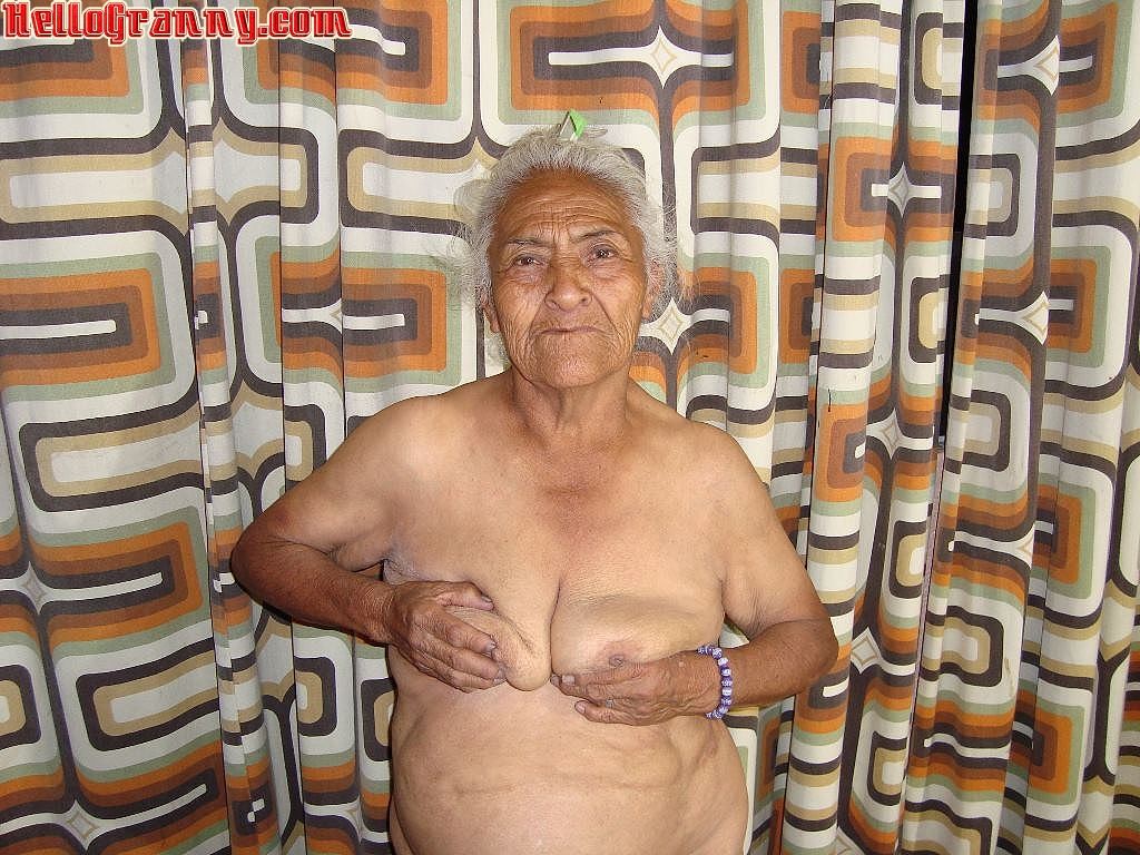 Oma im Stuhl zeigt ihre Muschi und große Titten
 #67245567