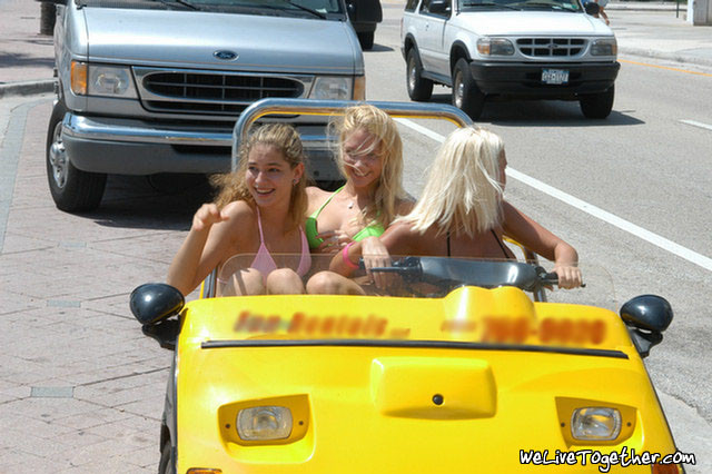 Babe wird am Strand von vollbusigen Blondinen aufgegabelt
 #72318030
