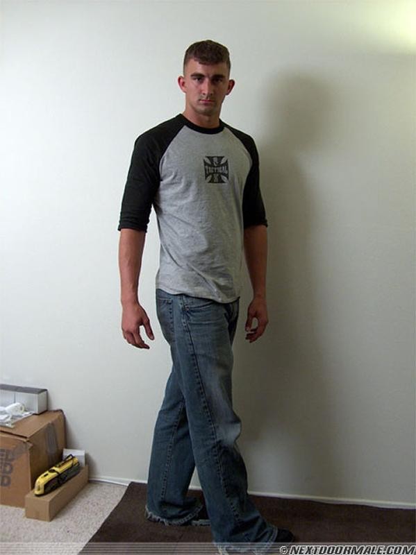 Un tipo duro y desnudo
 #76995985