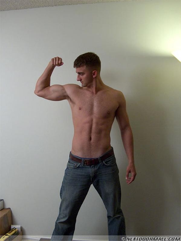 Un tipo duro y desnudo
 #76995999