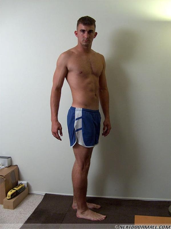 Un tipo duro y desnudo
 #76996012