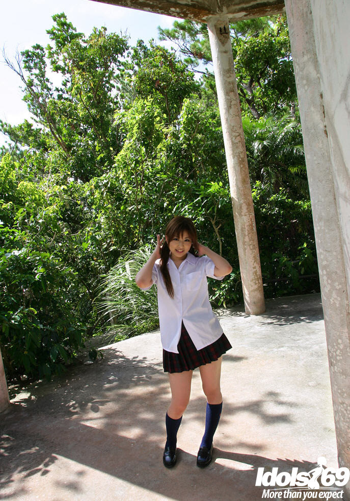 Japanisches Schulmädchen zieht Uniform aus
 #69800760