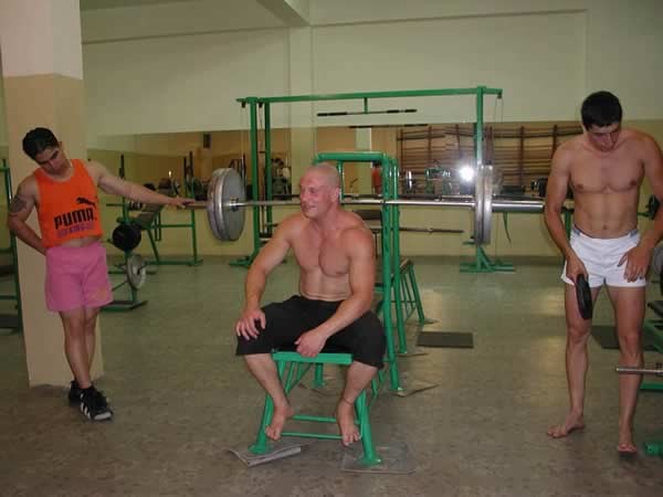 Studs trabajando en el gimnasio
 #77009602