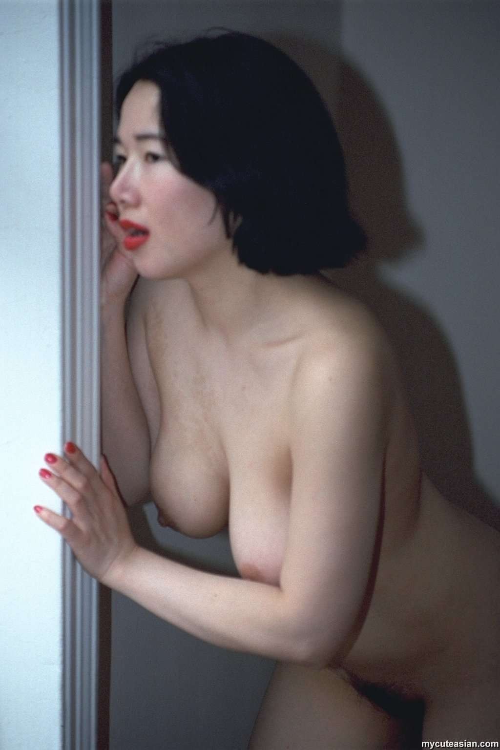 Foto della mia sexy moglie giapponese che posa nuda
 #69997051