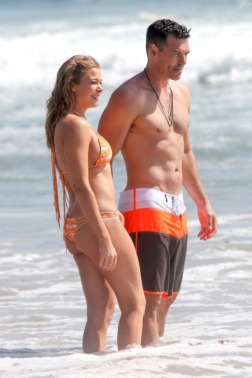 Leann rimes portant un minuscule bikini orange à la plage de los angeles
 #75228082