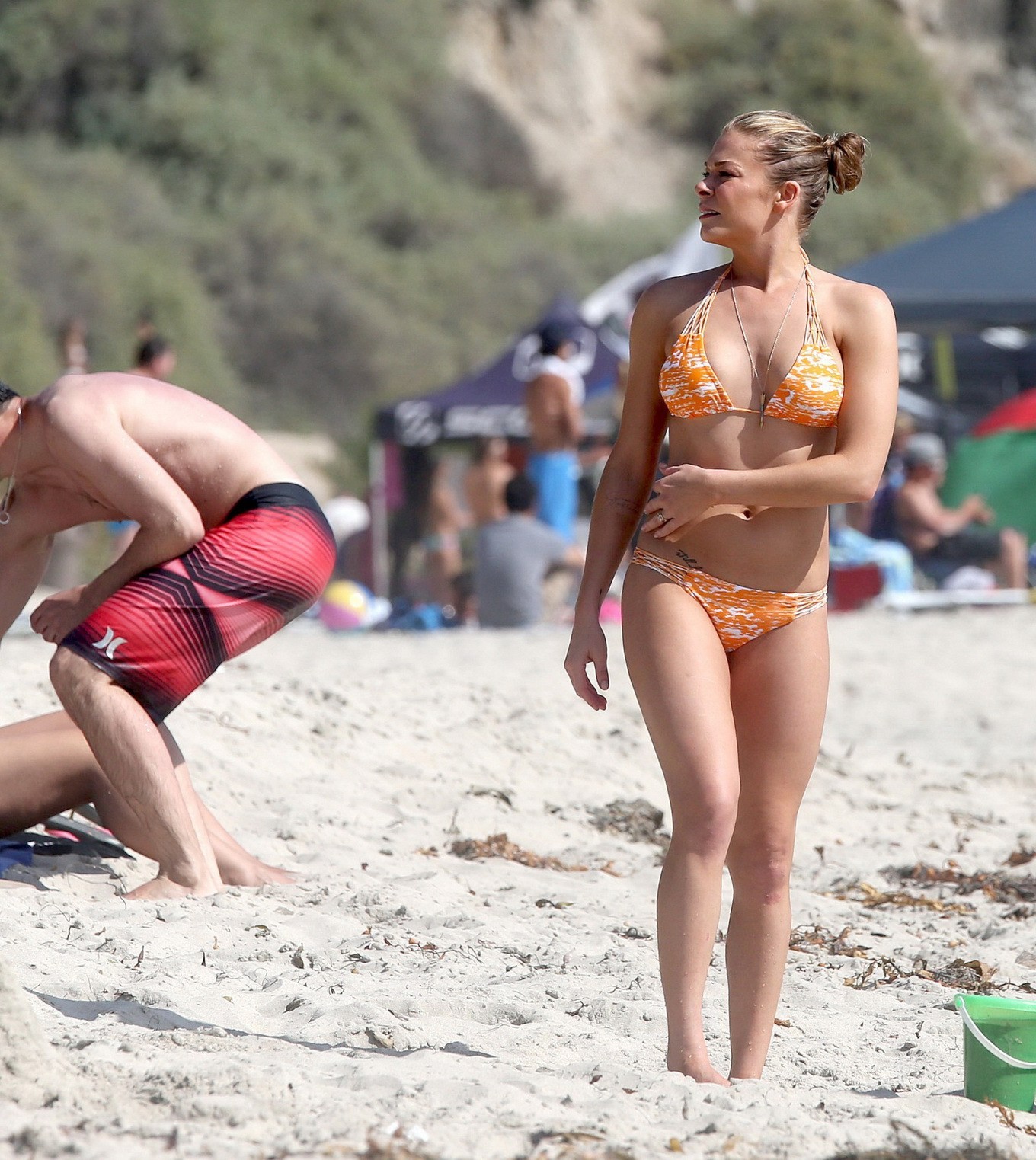 Leann rimes indossa un piccolo bikini arancione in spiaggia a Los Angeles
 #75228121