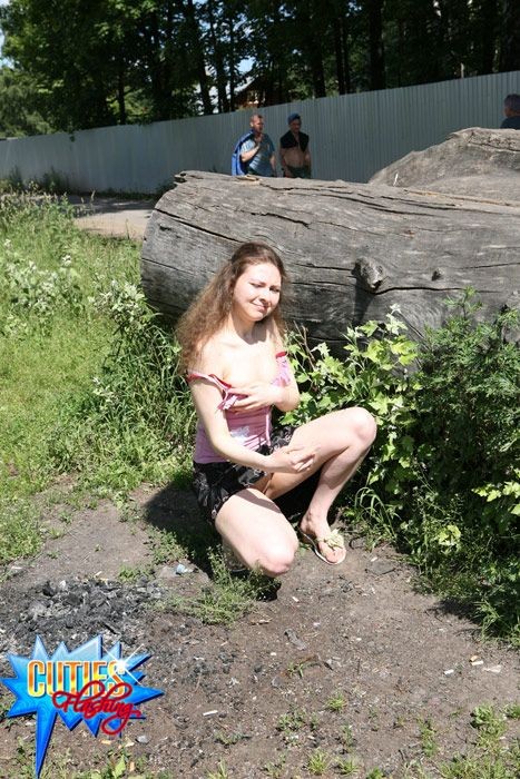 Fett-ass Verführerin hebt ihren Rock in öffentlichen Plätzen
 #72653278