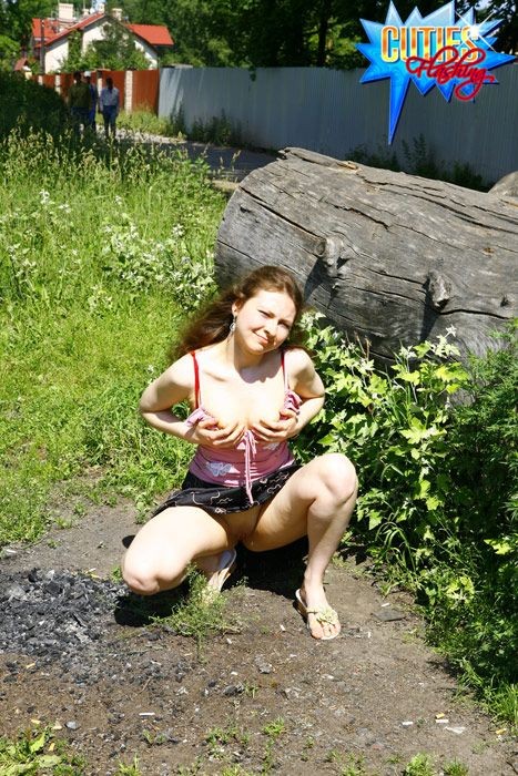Fett-ass Verführerin hebt ihren Rock in öffentlichen Plätzen
 #72653313