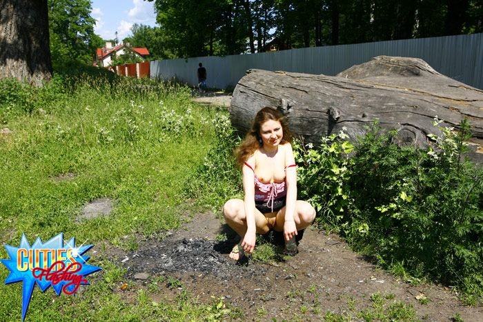 Fett-ass Verführerin hebt ihren Rock in öffentlichen Plätzen
 #72653335