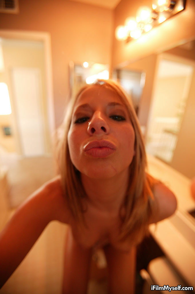 Ashley Jensen in posa nuda in bagno
 #67851204