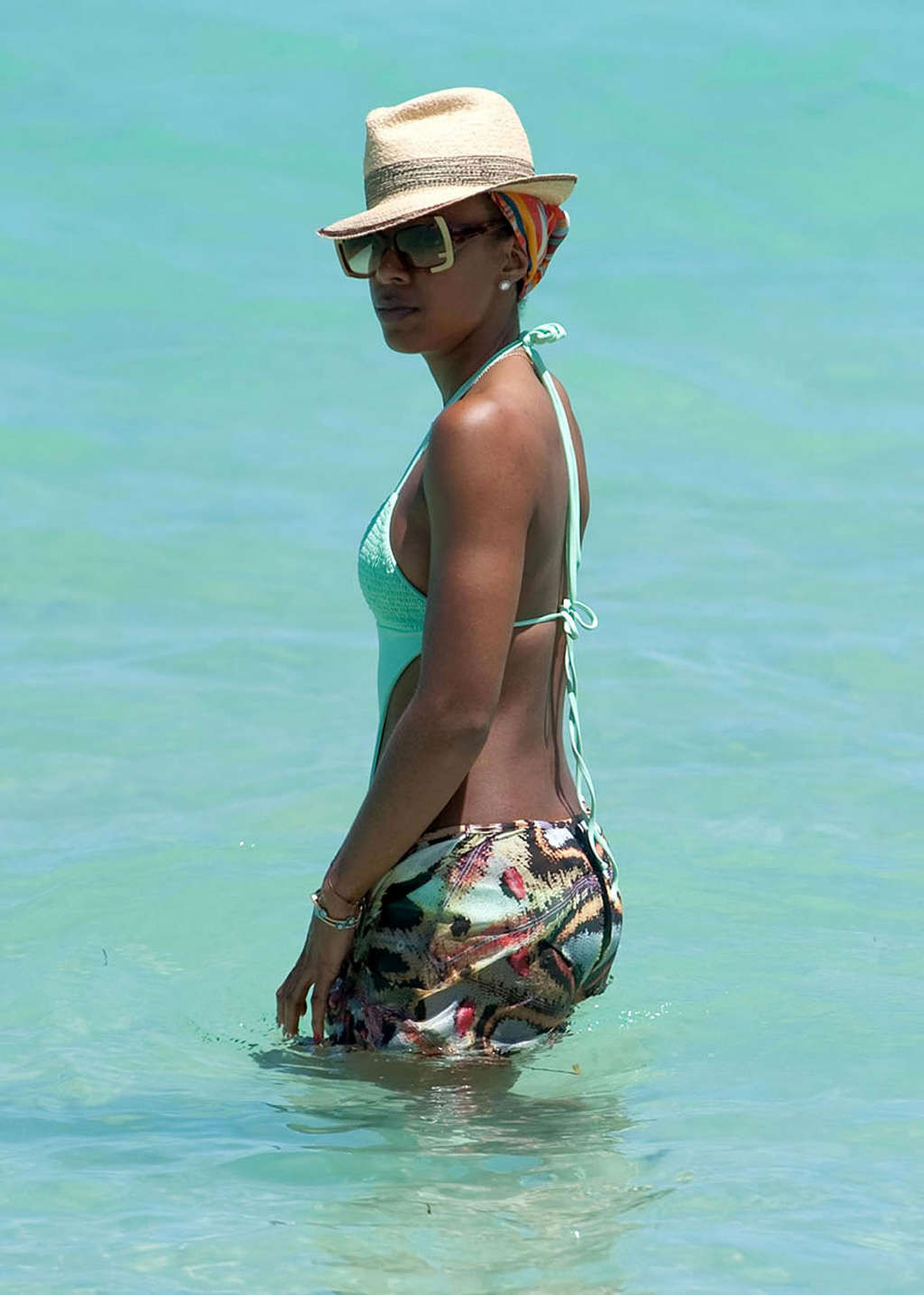 Kelly Rowland exposing her sexy body and hot ass in bikini on beach #75346932