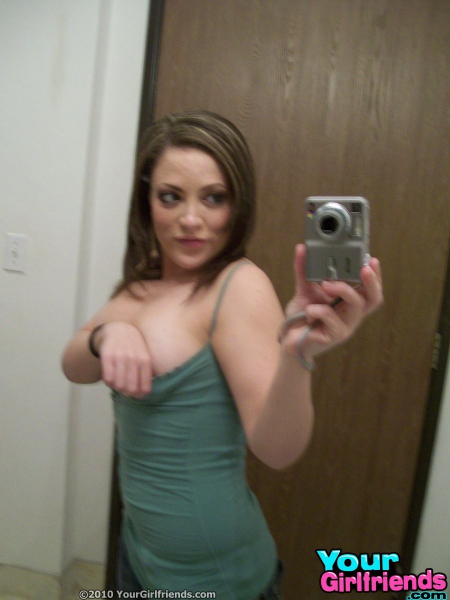 Carmen spielt mit ihren Titten und ihrer Muschi, während sie ein paar heiße Selfies macht.
 #67357990