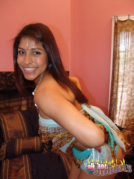 インドのかわいい女がストリップでセクシーなブーツを見せてくれる
 #73332771