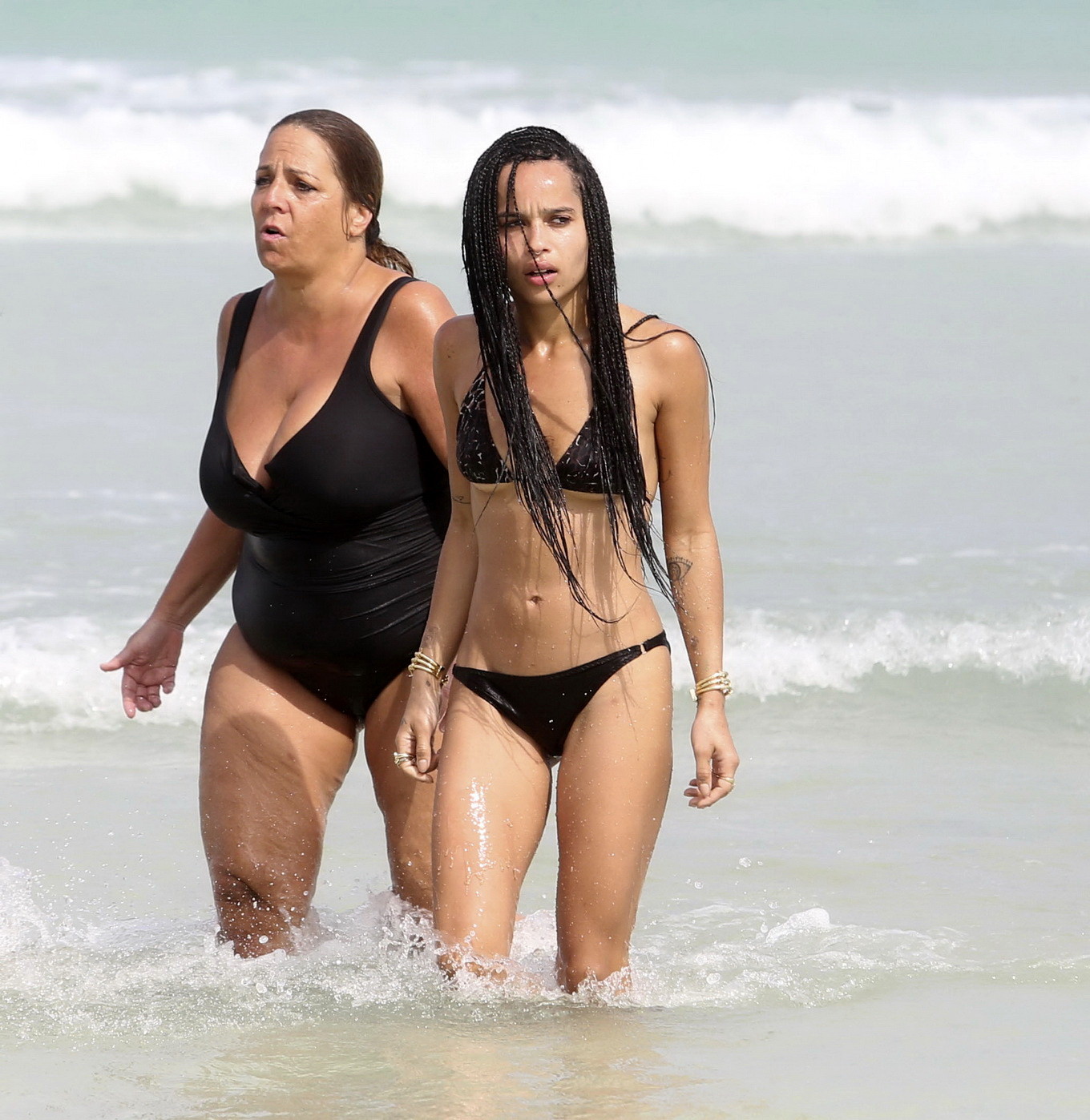 Zoe kravitz montrant ses fesses et ses dessous en bikini sur une plage de miami
 #75170280