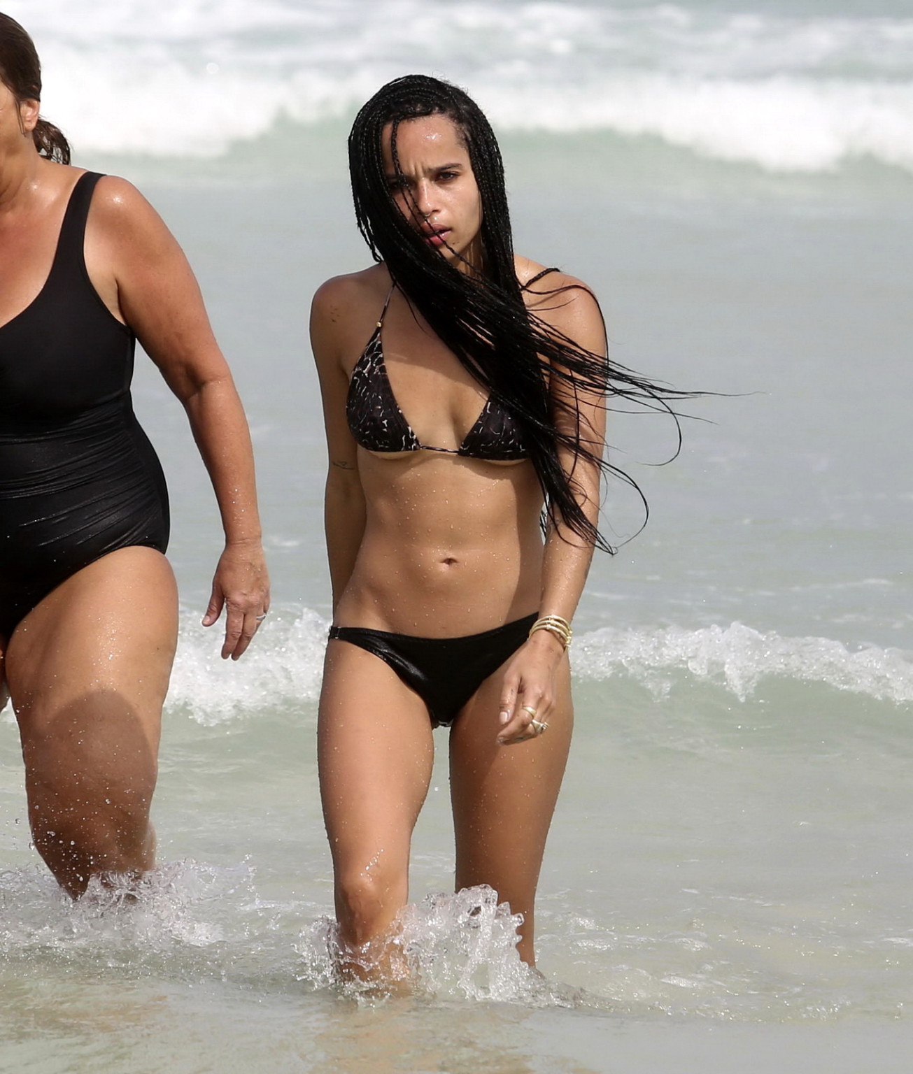 Zoe kravitz montrant ses fesses et ses dessous en bikini sur une plage de miami
 #75170286