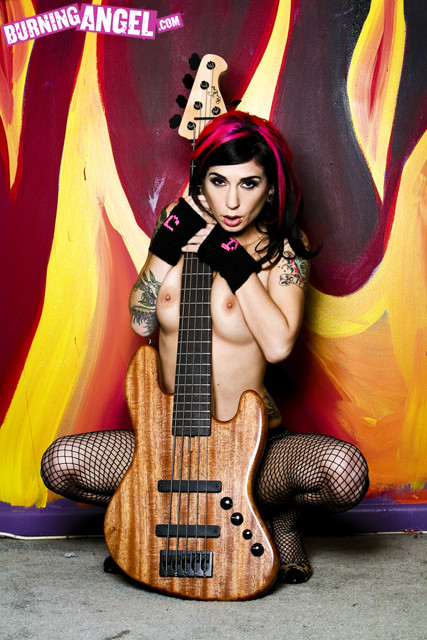 パンクロックの刺青をしたエモい女がギターを持ってストリップをする
 #76409575
