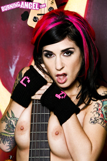 パンクロックの刺青をしたエモい女がギターを持ってストリップをする
 #76409578