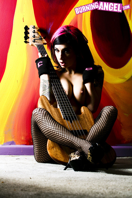 パンクロックの刺青をしたエモい女がギターを持ってストリップをする
 #76409587