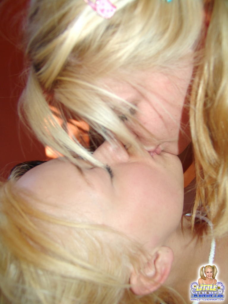 ビリヤード台の上でマンコを舐める18歳のレズビアンたち
 #78082325