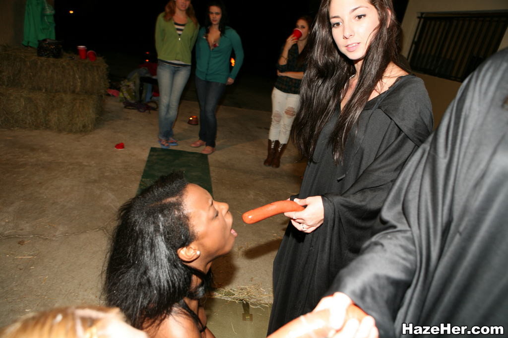 大学生が不気味な黒いローブを着たレズビアンの女子学生のソーセージを吸う
 #72046751