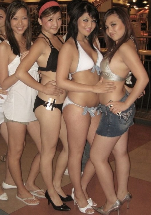 Asiatisch tut ein stiptease befoe gleiten ihre Muschi auf riesigen Schwanz
 #69885588