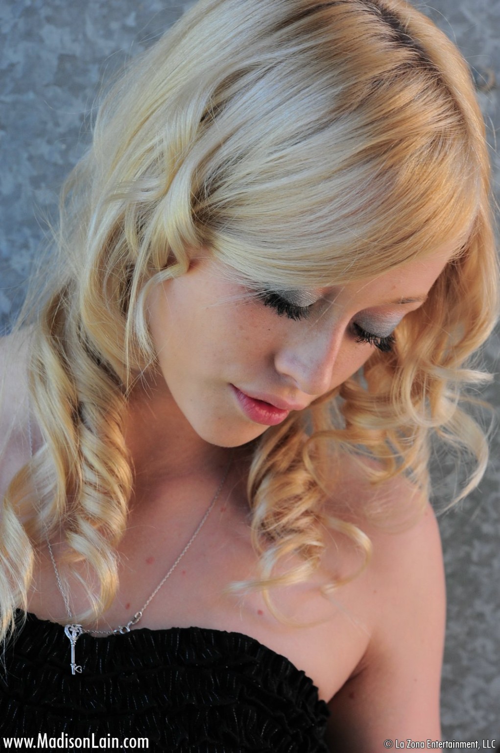 Delgada joven rubia jugueteando
 #78736574