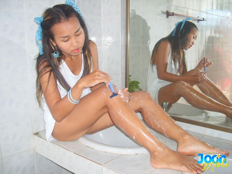 Ragazza giovane tailandese che depila le gambe
 #69969109
