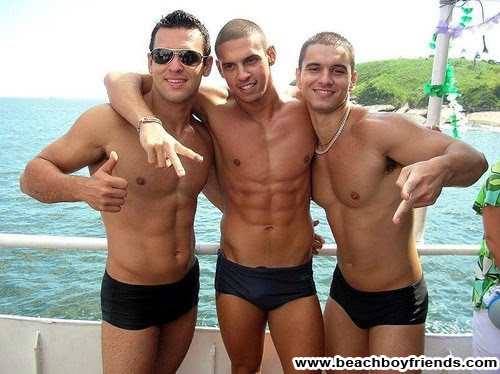 Chicos de aspecto caliente en sesión de fotos de novios en la playa
 #76945856