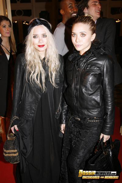 Les jumelles Olsen posant de manière sexy et coquine sur des photos glamour et paparazzi
 #75141565