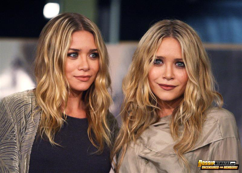 Les jumelles Olsen posant de manière sexy et coquine sur des photos glamour et paparazzi
 #75141586