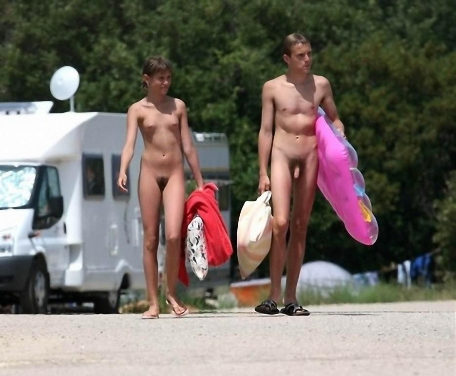 Due amici nudisti si abbronzano in spiaggia
 #72256367