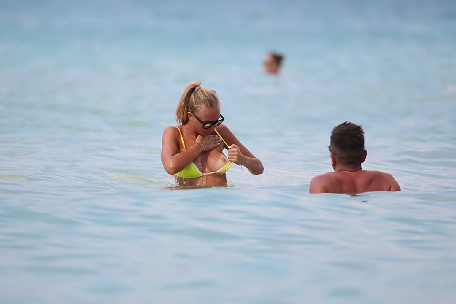 Laura cremaschi en topless y siendo manoseada en un bikini tanga amarillo en una playa i
 #75186943