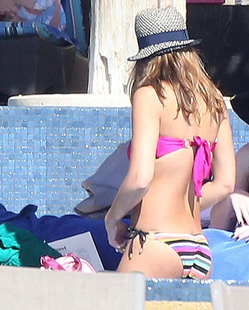 Jessica alba posando en bikini y mostrando su sexy trasero
 #75277135