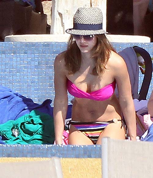 Jessica alba posando en bikini y mostrando su sexy trasero
 #75277143