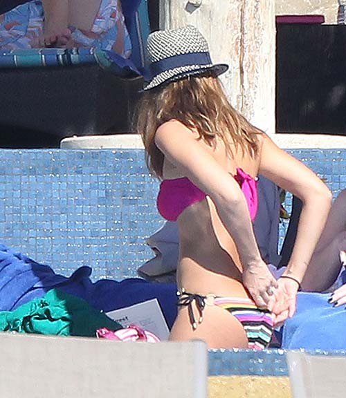 Jessica alba posando en bikini y mostrando su sexy trasero
 #75277167