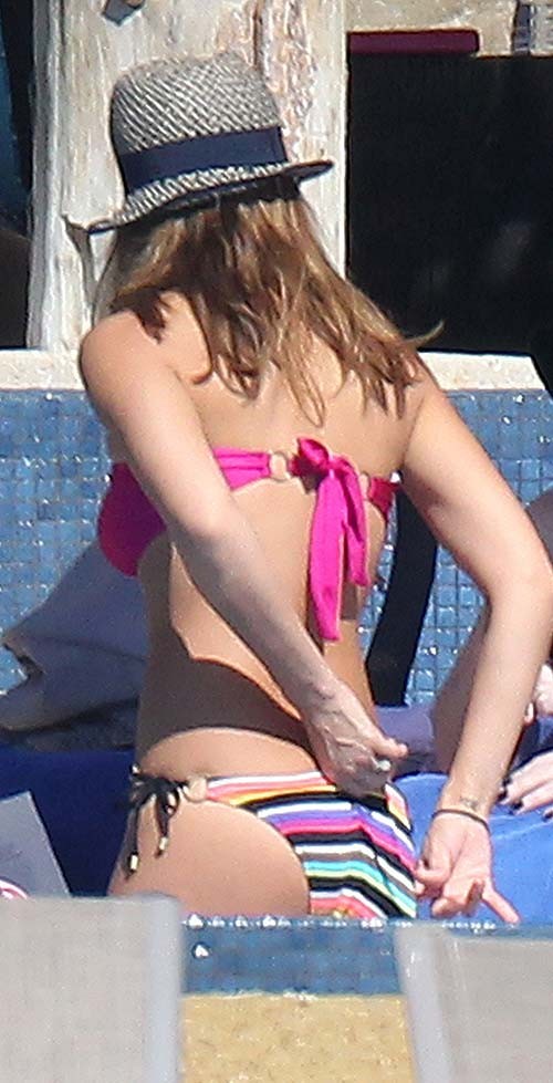 Jessica alba posando en bikini y mostrando su sexy trasero
 #75277171