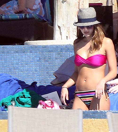 Jessica alba posando en bikini y mostrando su sexy trasero
 #75277175