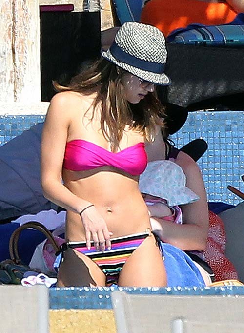 Jessica alba che posa in bikini e mostra il suo culo sexy
 #75277195