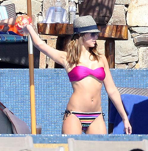 Jessica alba posando en bikini y mostrando su sexy trasero
 #75277208