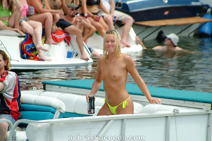 Festa in barca per le vacanze di primavera con ragazze del college nude
 #76738853