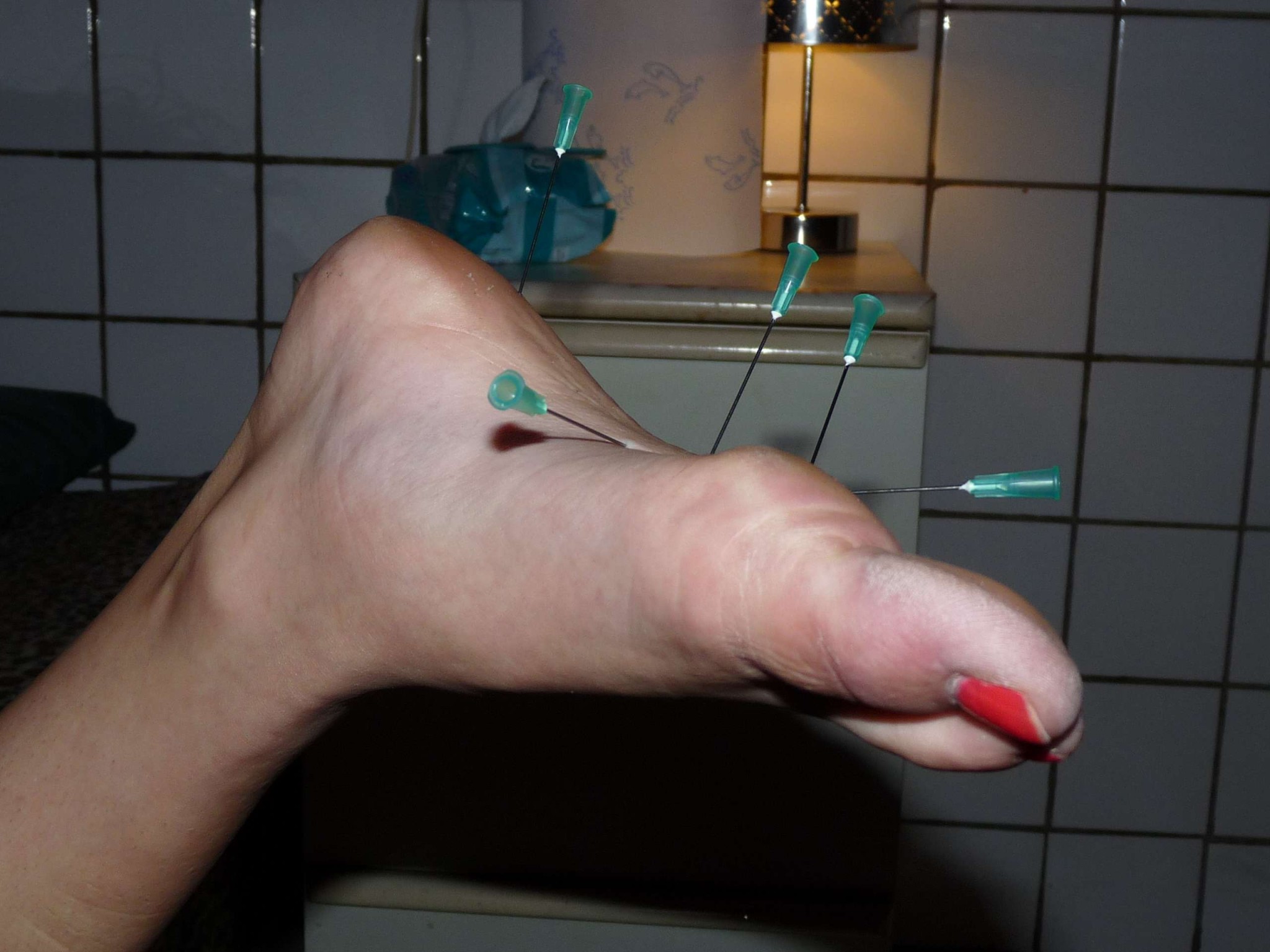 Extreme Amateur-Nadel-Schmerzen und Nippel-Piercing-Folterungen der europäischen Painslut pu
 #72055125
