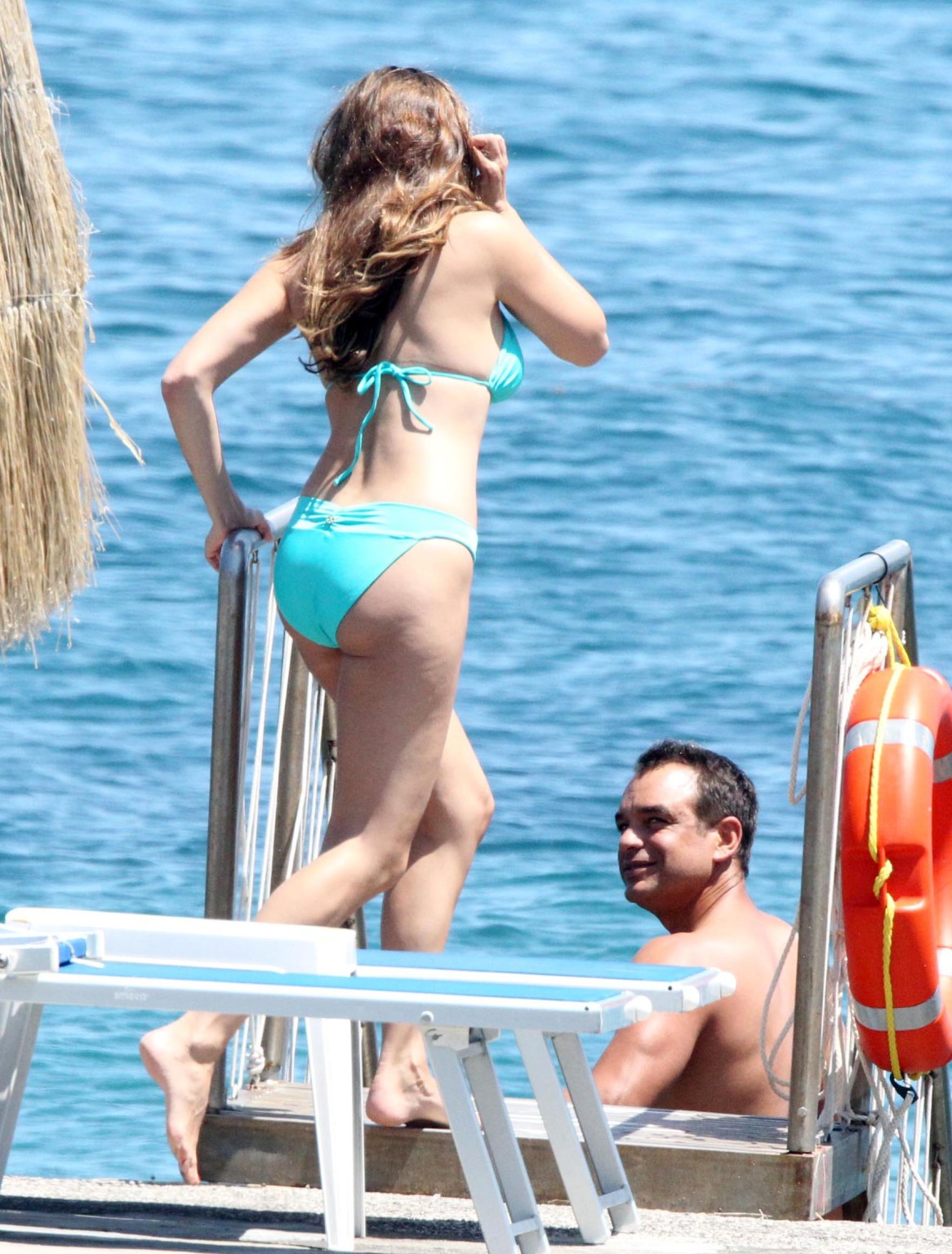 Kelly Brook mostra le fighe indossando un bikini blu cielo bagnato sulla spiaggia in Italia
 #75295721