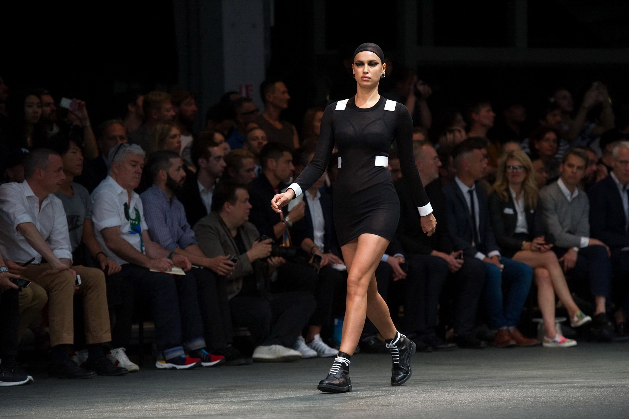 Irina Shayk vedere attraverso alle mutande alla sfilata di moda di Givenchy a Parigi
 #75192739