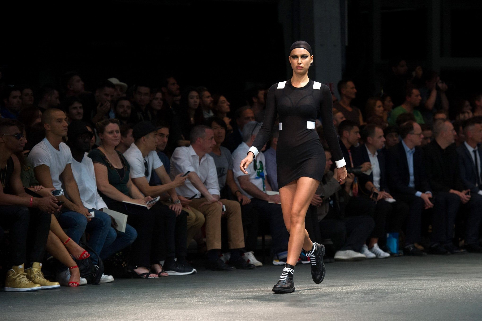 Irina shayk en bikini en el desfile de givenchy en paris
 #75192746