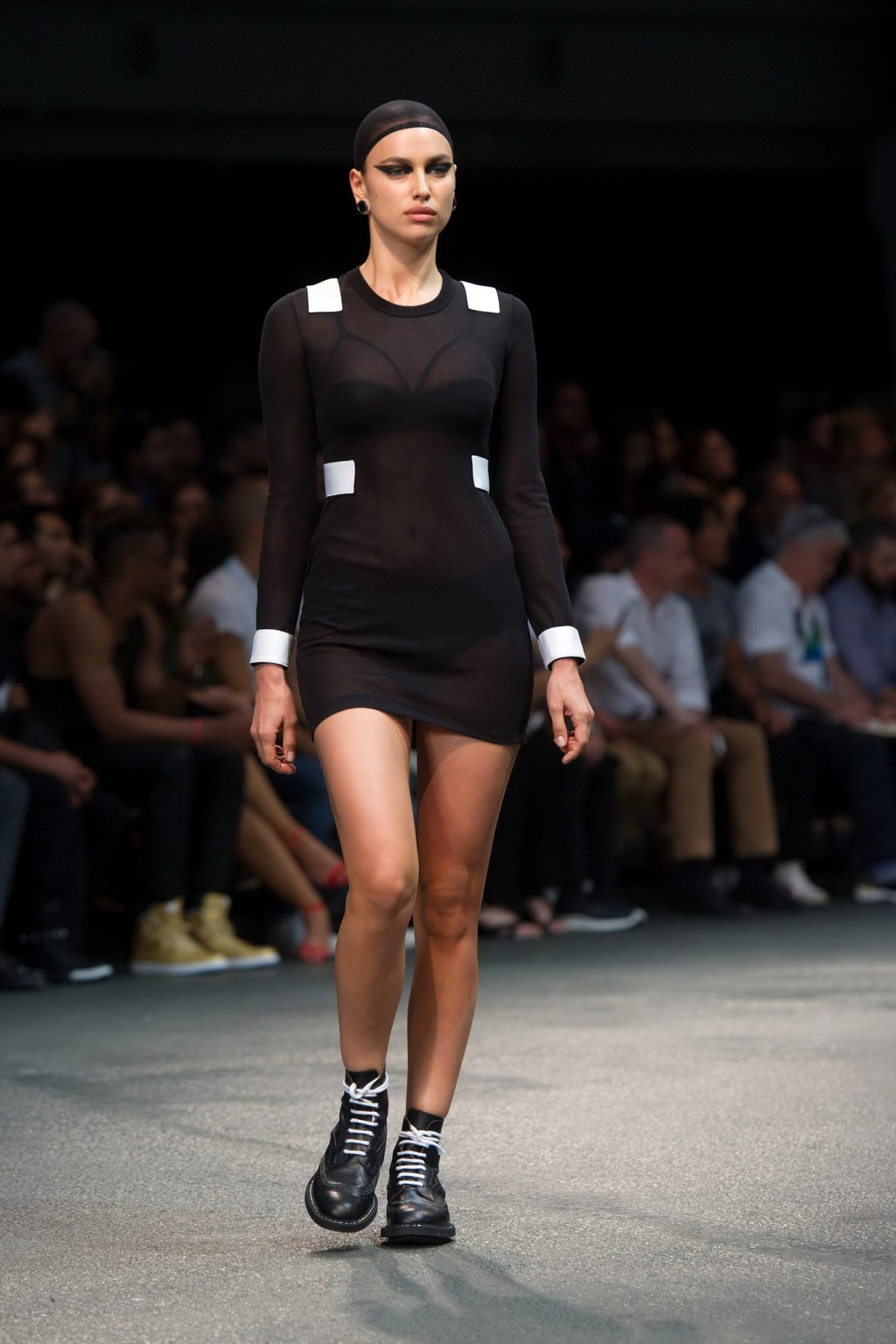 Irina Shayk durchsichtig bis zur Unterhose bei der Givenchy-Modenschau in Paris
 #75192818