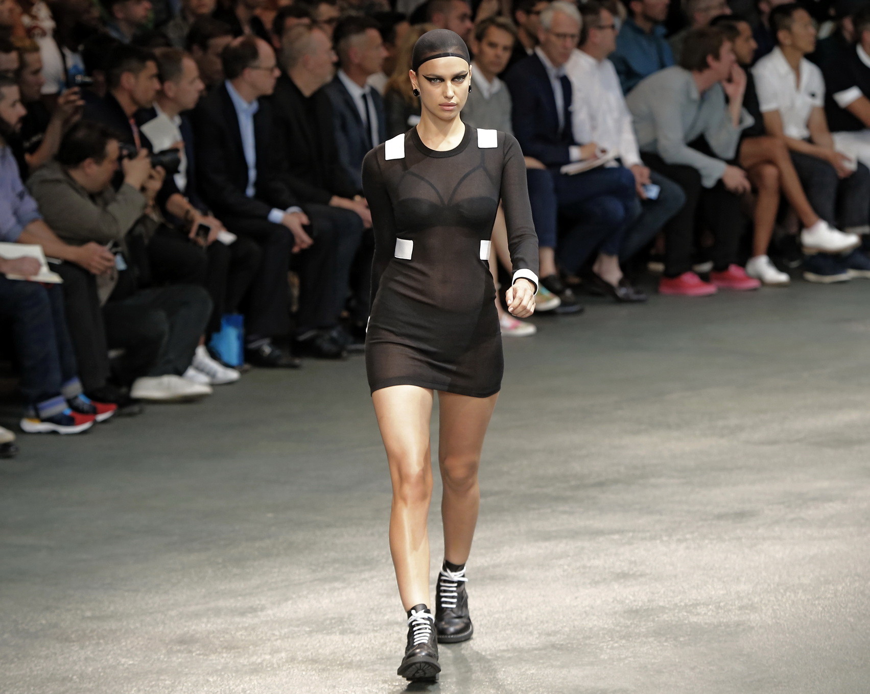 Irina Shayk durchsichtig bis zur Unterhose bei der Givenchy-Modenschau in Paris
 #75192839