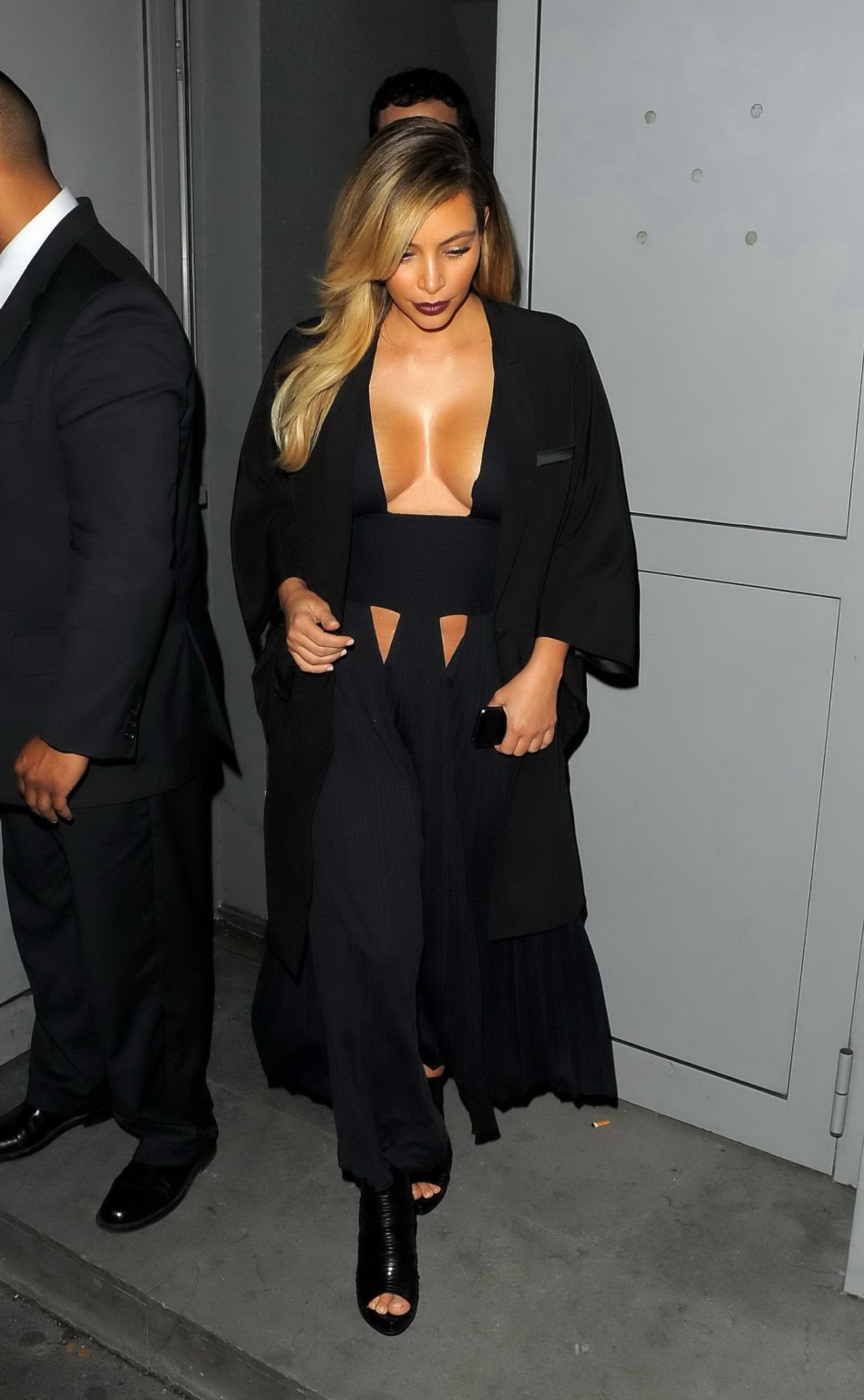 Kim Kardashian senza reggiseno che mostra un'enorme scollatura in un abito nero a taglio basso al mad
 #75216884