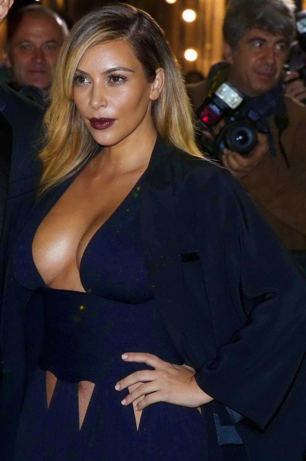 Kim Kardashian, sans soutien-gorge et avec un énorme décolleté, dans une robe noire décolletée au festival de Cannes.
 #75216910