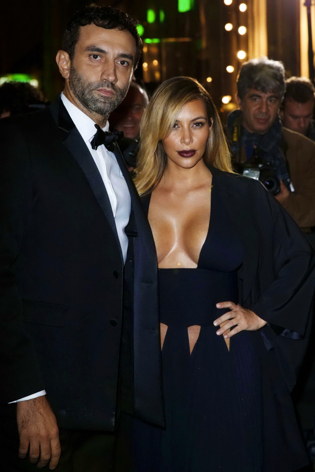 Kim Kardashian, sans soutien-gorge et avec un énorme décolleté, dans une robe noire décolletée au festival de Cannes.
 #75216961