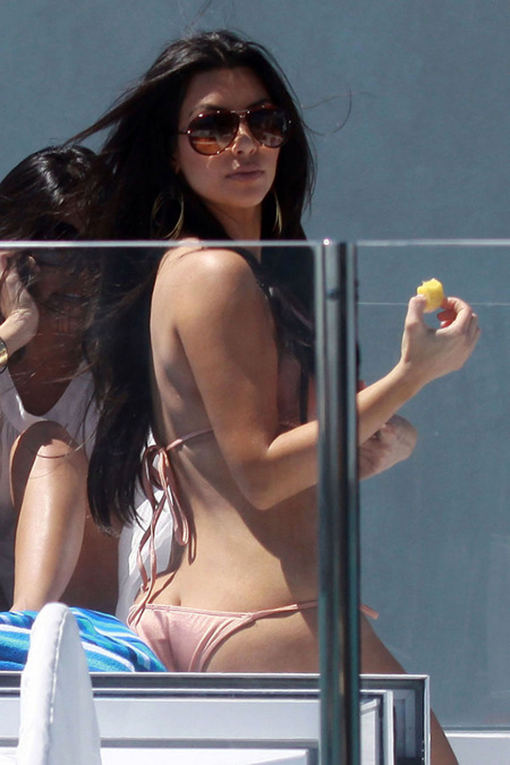 Kim kardashian montrant ses énormes seins et son corps sexy en bikini
 #75355384